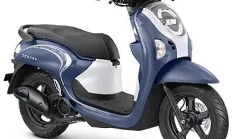 Detail warna biru putih pada Honda Scoopy varian Fashion Blue