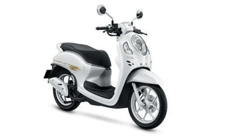 Proses mencuci motor Scoopy agar cat putih tetap bersih