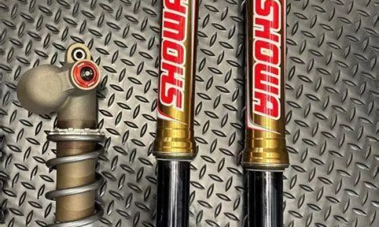 Detail suspensi depan Showa pada motor Honda CRF