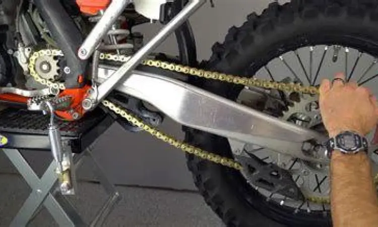 Maintenance Chain CRF 250 Seorang teknisi sedang membersihkan rantai motor trail