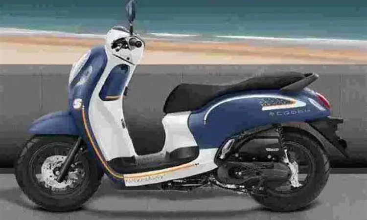 Proses mencuci motor Honda Scoopy putih agar tetap bersih