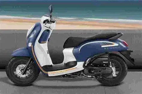 Perawatan Scoopy Putih Proses mencuci motor Honda Scoopy putih agar tetap bersih