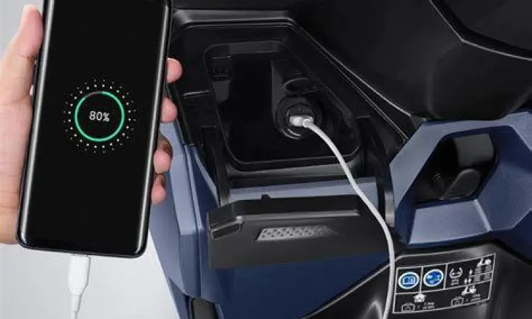 Fasilitas USB Charger Vario 125 USB charger di dashboard depan honda vario 125