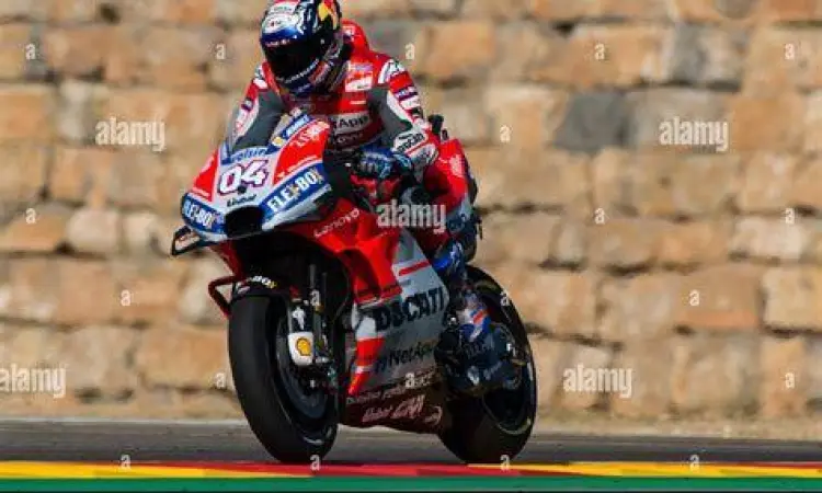 Andrea Dovizioso memacu motor Ducati Desmosedici di lintasan