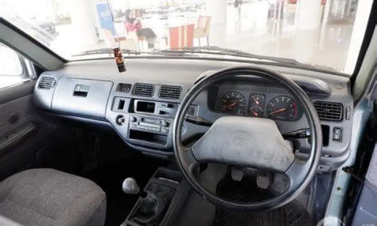 Interior Kijang Kapsul LGX original dengan dashboard rapi