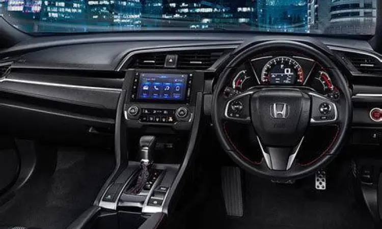 Interior mewah Honda Civic RS dengan panel honeycomb