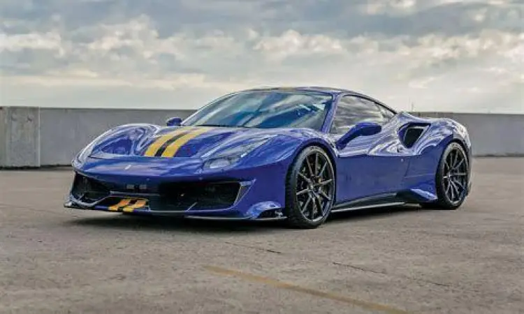 Mobil Ahmad Sahroni Ferrari 488 Pista merah di depan rumah