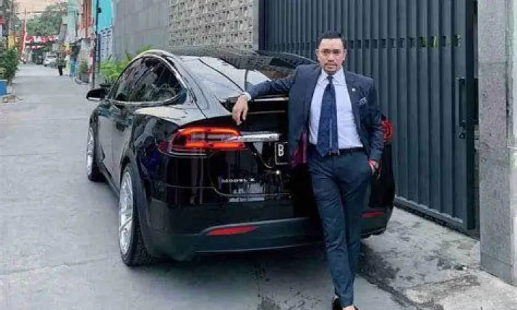 Tesla Model X putih milik Ahmad Sahroni dengan pintu sayap terbuka