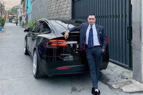 Tesla Model X Ahmad Sahroni Tesla Model X putih milik Ahmad Sahroni dengan pintu sayap terbuka