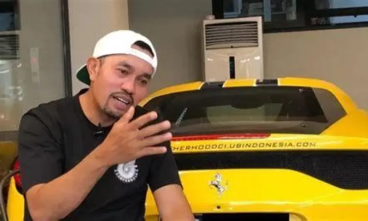 Tampilan interior garasi Ahmad Sahroni dengan pencahayaan LED