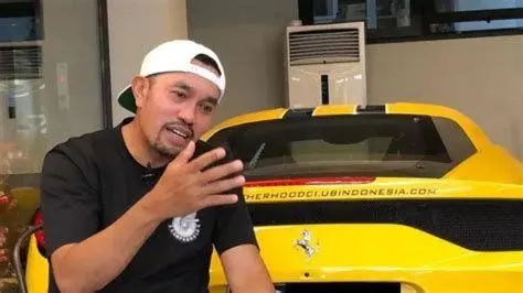 Garasi Mewah Ahmad Sahroni Tampilan interior garasi Ahmad Sahroni dengan pencahayaan LED