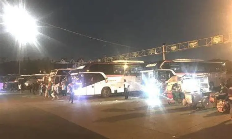 Bus AKAP yang bersiap berangkat dari terminal malam hari