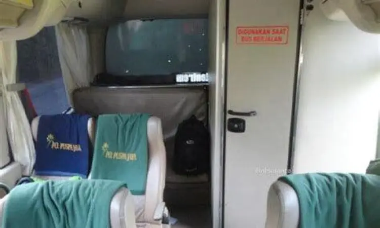 Pengemudi bus beristirahat untuk menjaga kebugaran