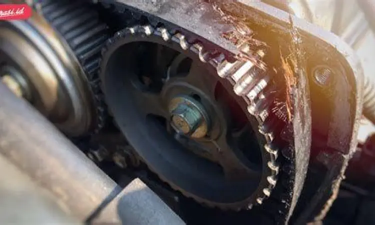 Kondisi timing belt mobil yang sudah retak dan aus