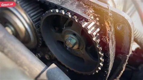 Timing Belt Mobil Rusak Kondisi timing belt mobil yang sudah retak dan aus
