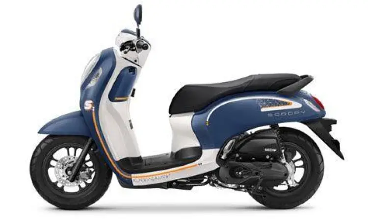 Varian Scoopy Fashion Blue Honda Scoopy Fashion Blue dengan striping modern