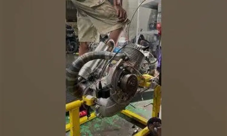 Mesin Vespa PTS yang sudah direstorasi