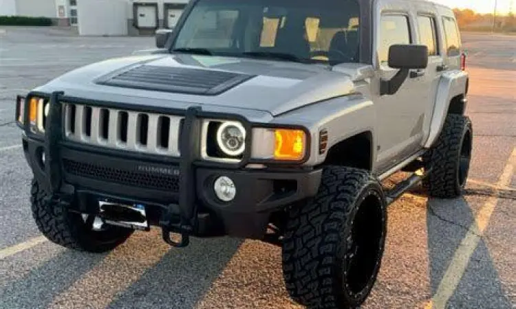 Hummer H3 melewati medan berlumpur