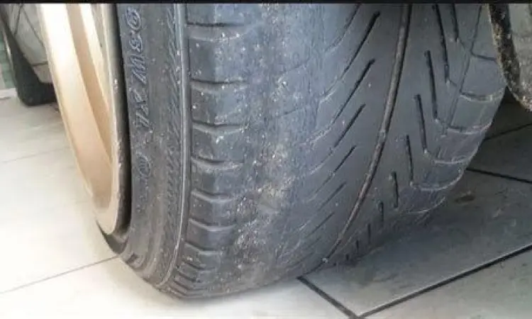 Kondisi ban aus tidak rata akibat sudut toe yang salah