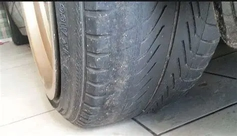 Kerusakan Ban Akibat Misalignment Kondisi ban aus tidak rata akibat sudut toe yang salah