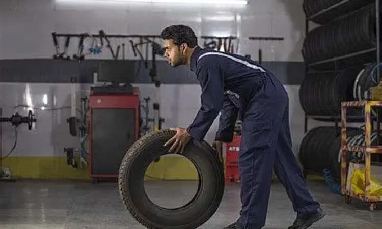 Mekanik profesional sedang memeriksa kaki-kaki mobil