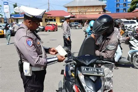 Operasi Patuh Lalu Lintas Polisi memeriksa kelengkapan SIM C pengendara motor