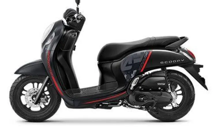 Detail samping Honda Scoopy 2021 hitam tipe Sporty