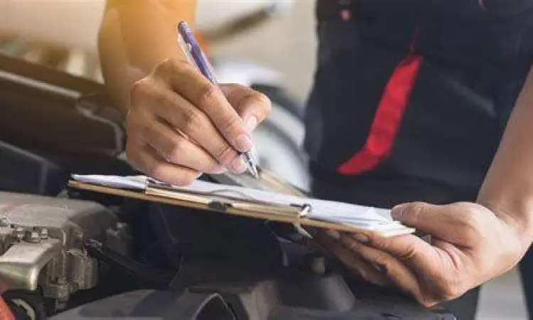 Proses Cek Fisik di Samsat Petugas samsat sedang melakukan cek fisik nomor mesin mobil