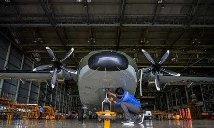 Pemeliharaan Jet Tempur Indonesia Teknisi TNI AU sedang merawat mesin jet tempur