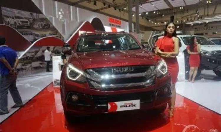 Mobil SUV diesel yang tangguh di jalan raya