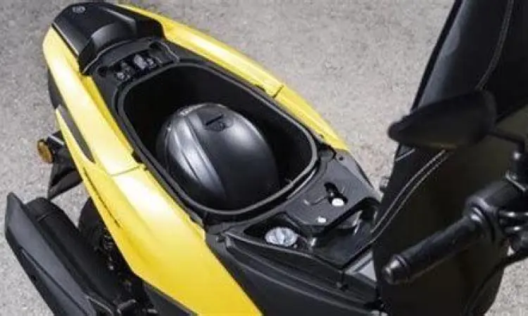 Fitur Modern Yamaha Tricity Dashboard digital dan bagasi Yamaha Tricity 125