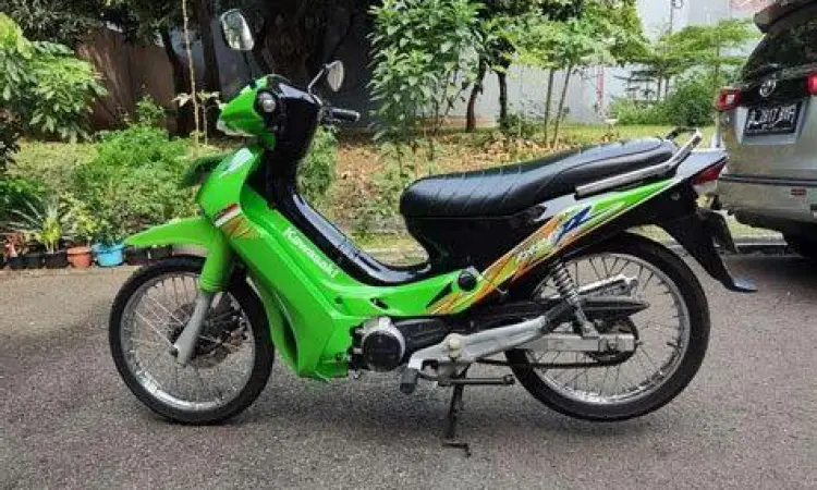 Motor Kawasaki Kaze R warna hijau klasik