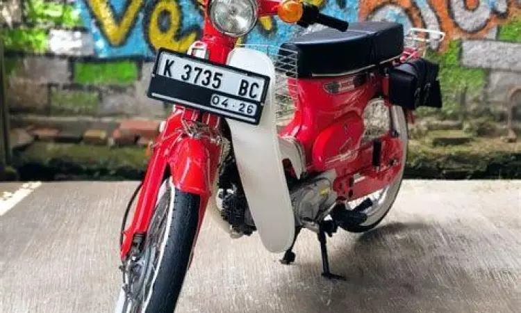 Motor honda jadul tipe C70 pispot warna merah