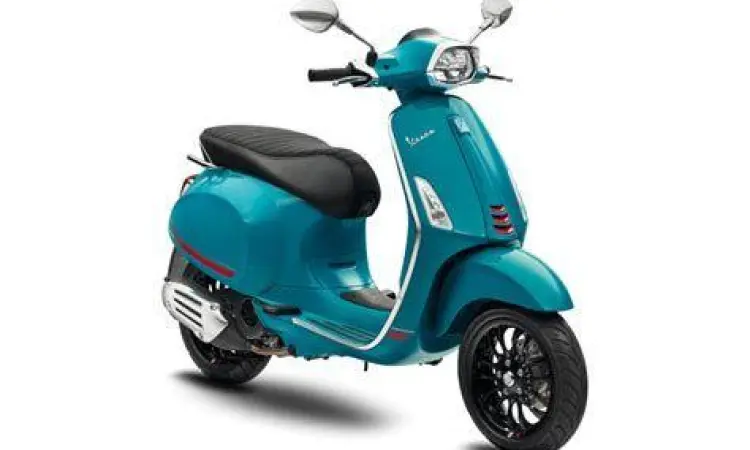 Vespa Sprint S dengan warna Blue Audace yang sporty