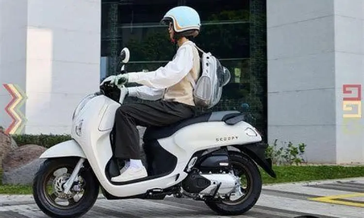 Fitur USB Charger New Scoopy Prestige