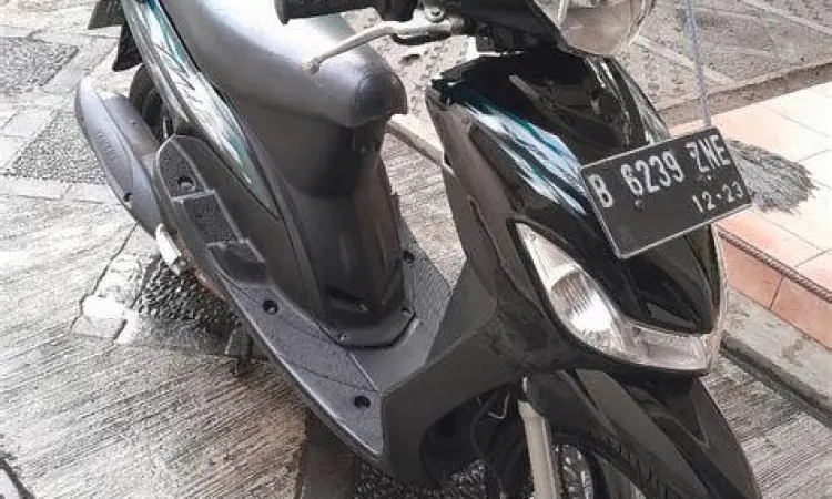 Yamaha Mio Smile 2008 Silver Tampilan samping Yamaha Mio Smile 2008 warna silver
