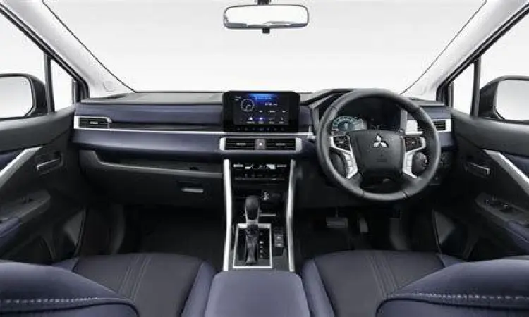 Material Premium Xpander Cross Detail material soft touch pada interior xpander cross