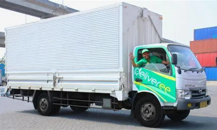 Truk Engkel Logistik Truk engkel box untuk distribusi logistik