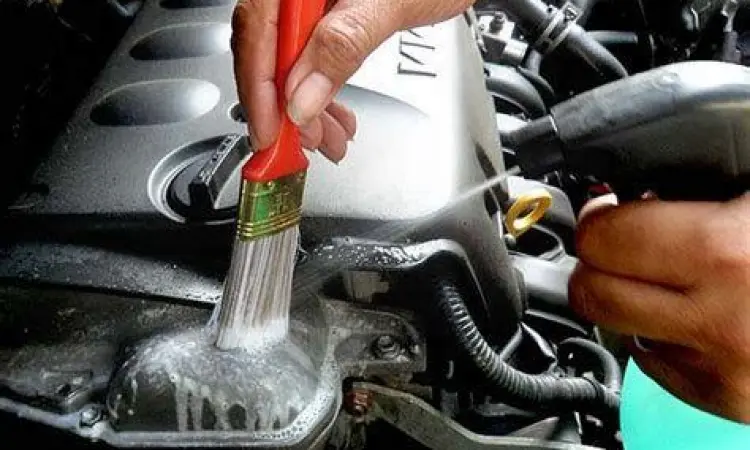 Maintenance Kendaraan Niaga Mekanik sedang melakukan perawatan mesin mobil niaga