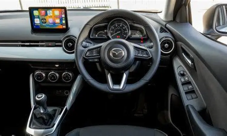 Kokpit Mazda 2 Desain kokpit ergonomis Mazda 2 interior