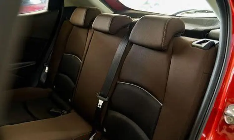 Kursi Belakang Mazda 2 Kenyamanan kursi belakang Mazda 2 interior