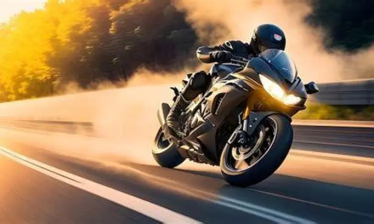 Sepeda motor r2 jenis sport di jalan raya