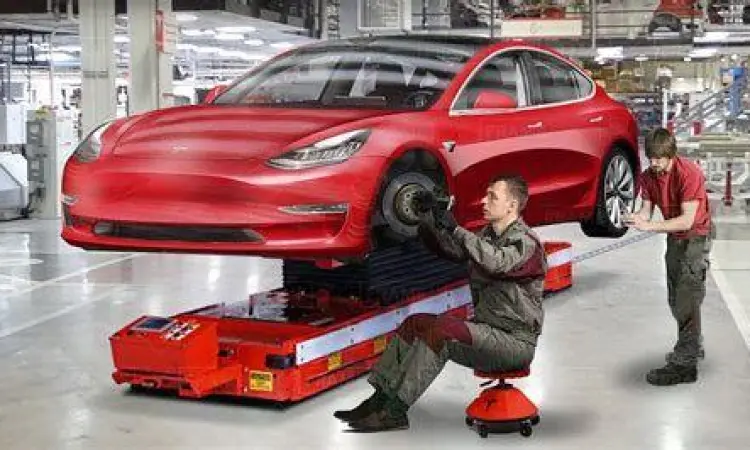 Elon Musk di pabrik Tesla Gigafactory