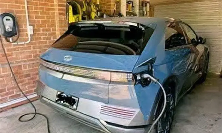 Pengisian Daya Mobil Listrik Proses pengisian daya Hyundai Ioniq 5 di SPKLU