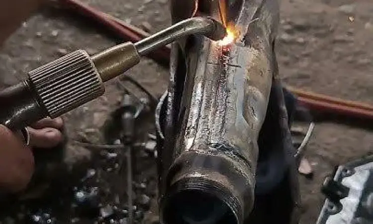 Las Knalpot Motor Proses pengelasan knalpot racing di bengkel