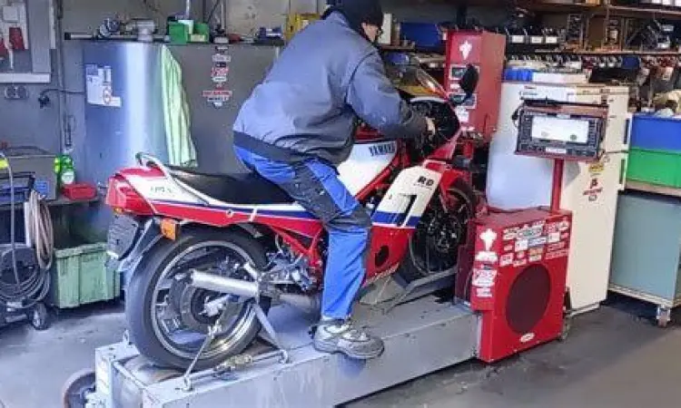 Uji Performa Knalpot Uji coba knalpot motor di mesin dyno