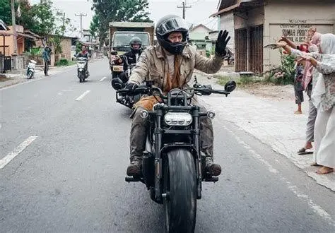 Ariel Noah Touring Ariel Noah saat sedang melakukan touring jarak jauh