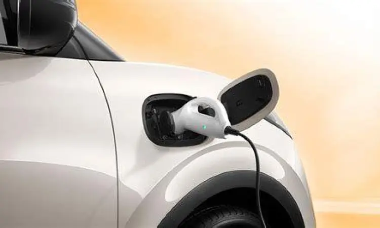 Charging Wuling Binguo EV Proses pengisian daya Wuling Binguo EV di SPKLU