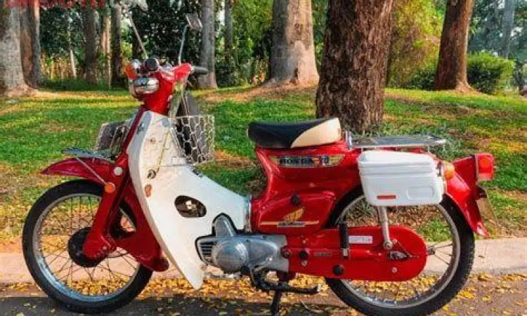 Proses restorasi motor bebek Honda klasik