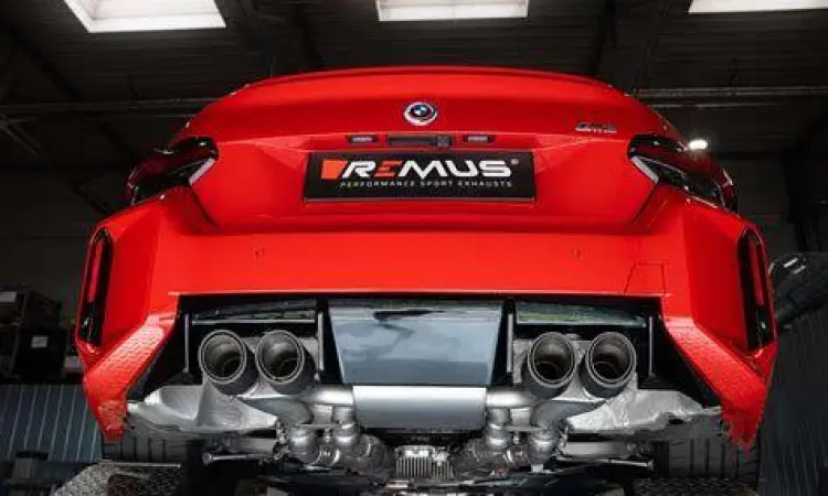 Bagian belakang BMW M2 dengan empat lubang knalpot